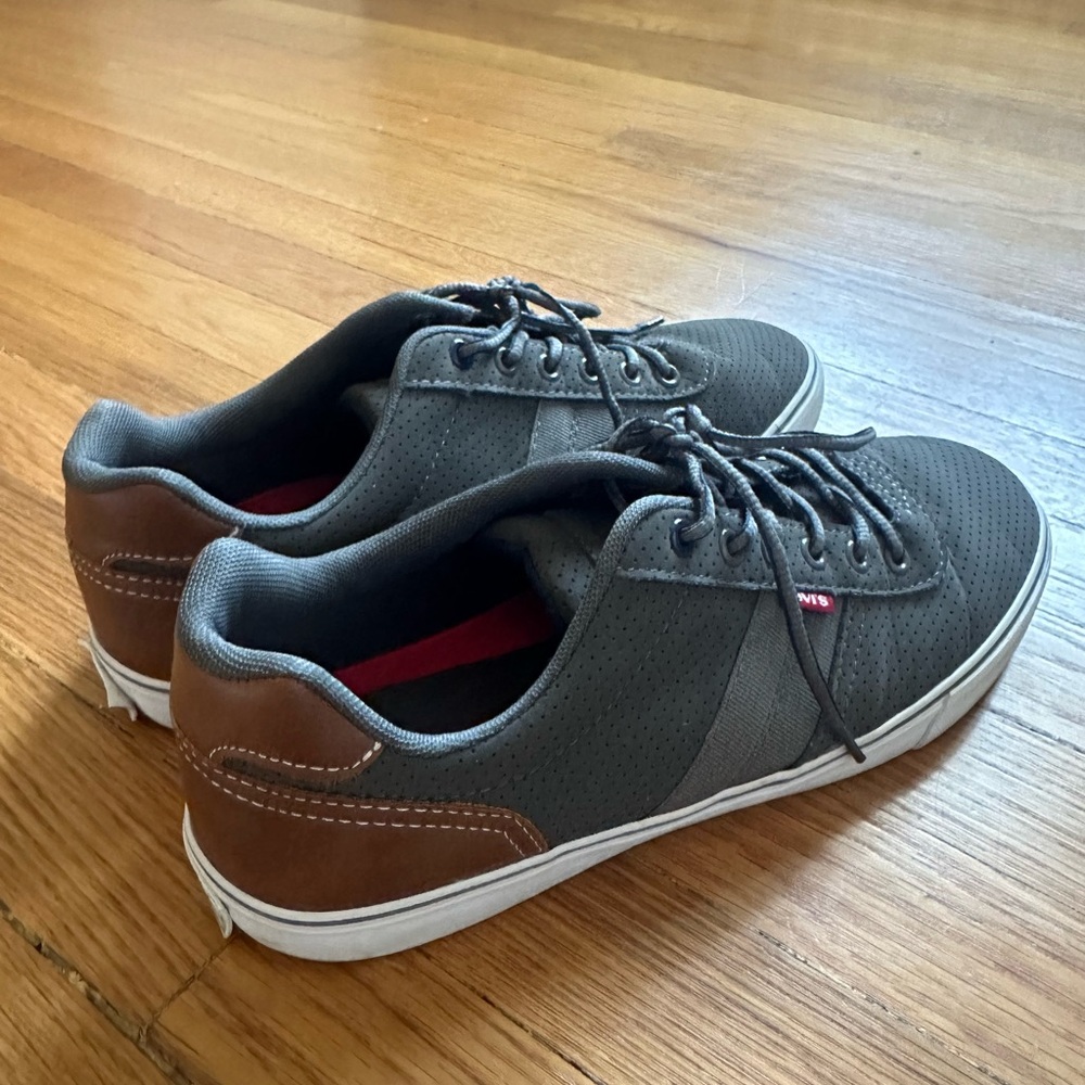 Levi’s Sneakers. Like New. Brown leather/Navy